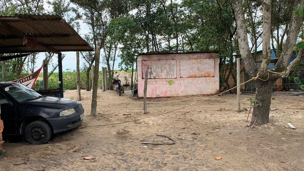 Carro foi amarrado em árvore para não ser levado pela correnteza na Praia de Atafona, em São João da Barra — Foto: João Vitor Brum/Inter TV