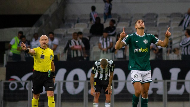 Pedro Raul, do Goiás, comemora seu gol durante partida contra o Atlético-MG no Mineirão