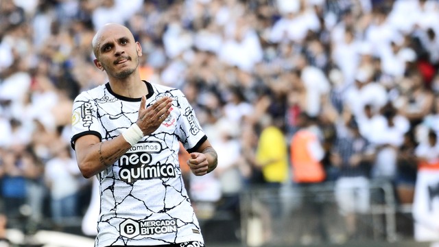 Corinthians vence Athletico-PR e abre vantagem para seguir no G4 do Brasileirão