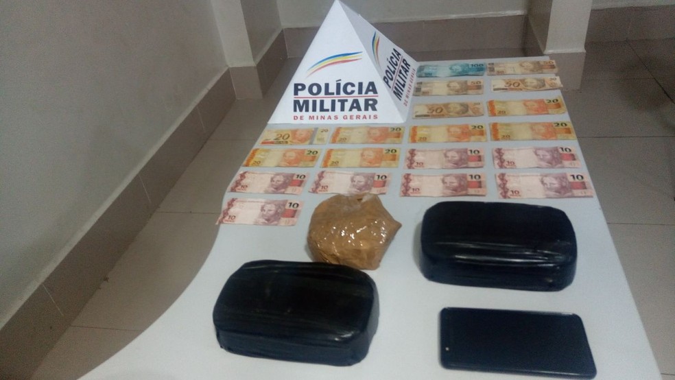 Polícia apreendeu crack, celulares e R$ 500 (Foto: Polícia Militar/Divulgação)