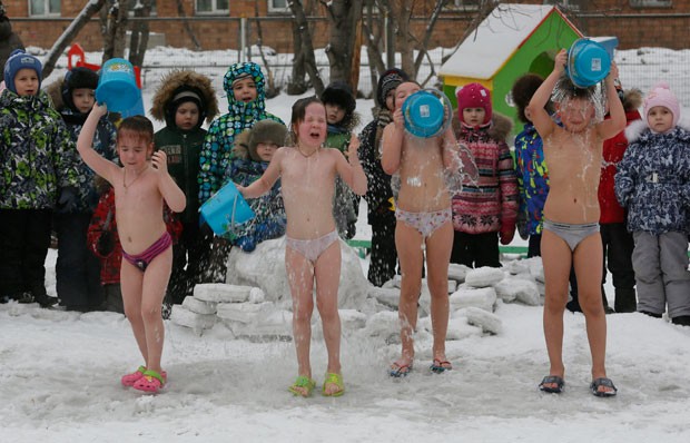 Eexercício faz parte do programa de educação física da escola de Krasnoyarsk (Foto: Ilya Naymushin/Reuters)
