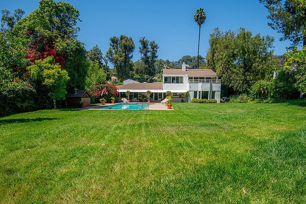 A mansão comprada pela cantora Adele em Beverly Hills para o ex-marido por 40 milhões de reais (Foto: Divulgação)