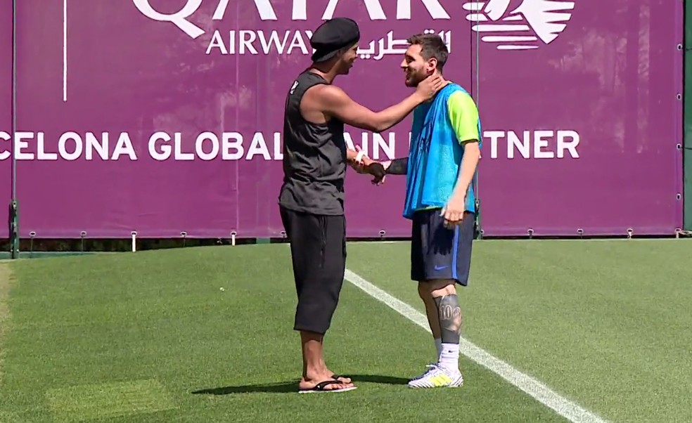 Ronaldinho Gaúcho ao lado de Messi  — Foto: Reprodução/Twitter