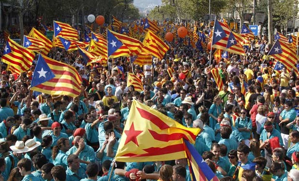 Multidão marcha em Barcelona pela independência da Catalunha (Foto: AFP)