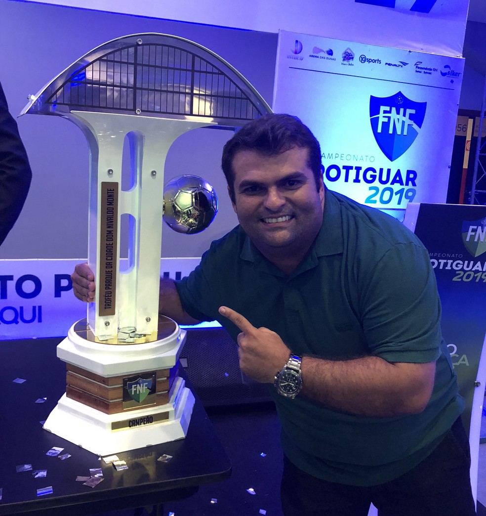 Clovinho fez questão de fazer foto com a taça de campeão do América — Foto: Augusto Gomes/GloboEsporte.com