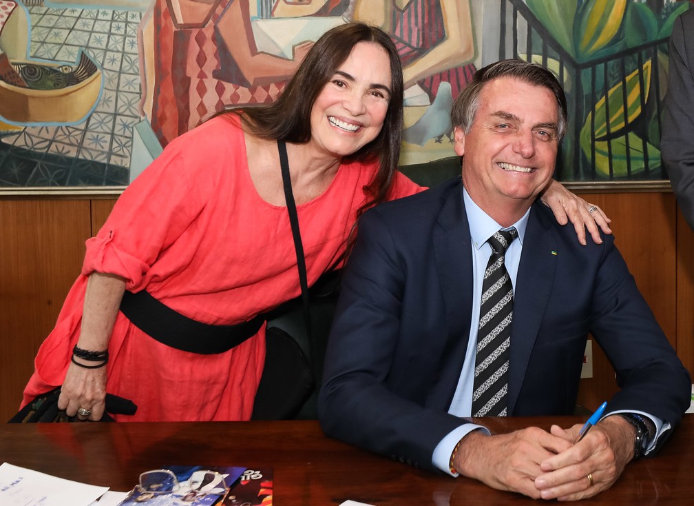 A atriz Regina Duarte com o presidente Jair Bolsonaro, pouco de antes de anunciar que aceitou o cargo na Secretaria Especial de Cultura nesta quarta-feira (30) — Foto: Marcos Corrêa/PR