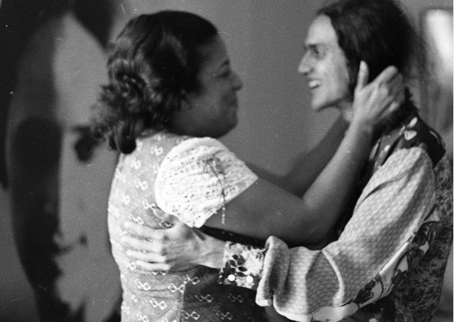 Caetano Veloso e sua irmã Nicinha se reencontram na casa de Maria Bethânia, em 1971