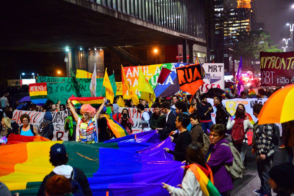 Manifestantes contra 'cura gay' bloqueiam a Av. Paulista, em setembro desse ano (Foto: Rodrigo Pivas/Futura Press/Estadão Conteúdo)