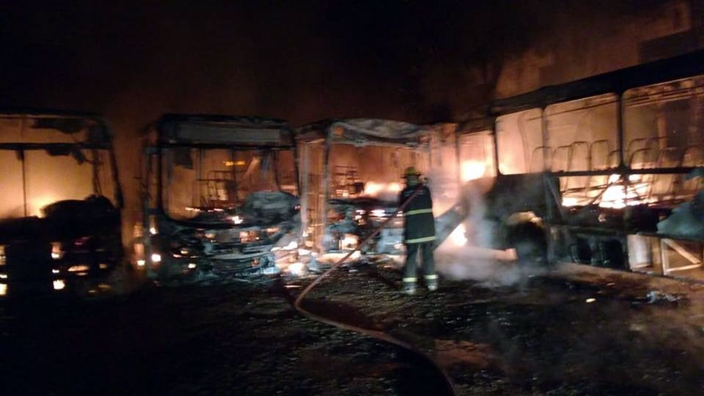 Ônibus do transporte coletivo são incendiados em Guaxupé (Foto: Corpo de Bombeiros)
