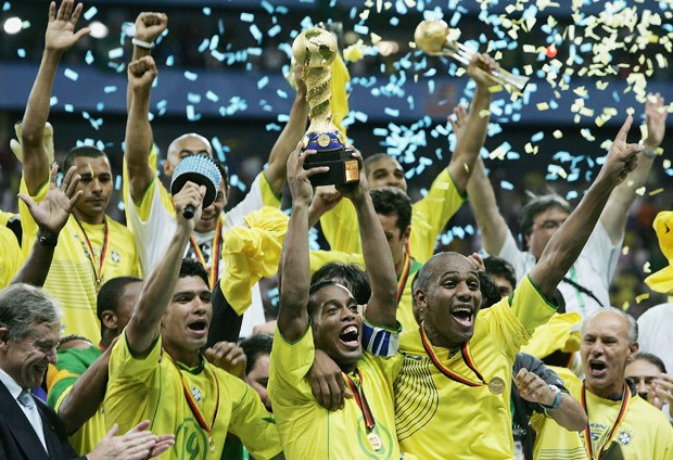 Ronaldinho ergue a taça da Copa das Confederações de 2005 (Foto: Getty Images)