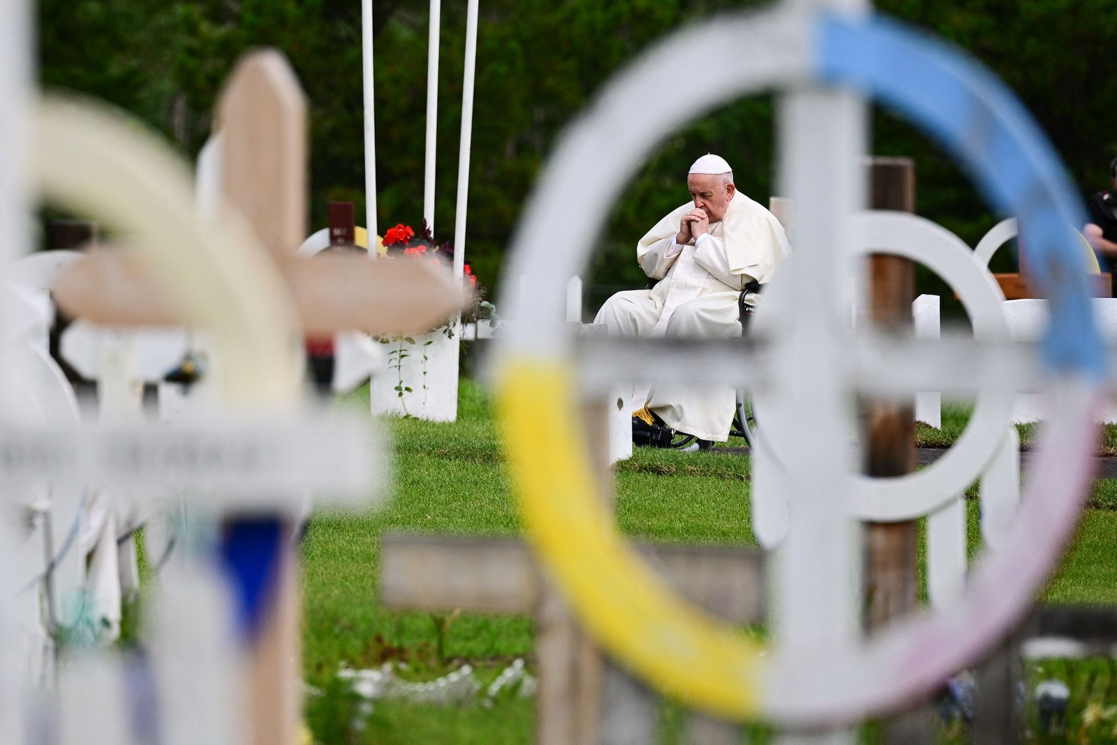 Papa Francisco visita o cemitério Ermineskin, em Maskwacis — Foto: Vincenzo PINTO / AFP