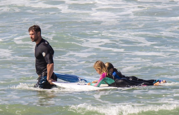 Chris Hemsworth curte dia na praia com Elsa Pataky e os filhos - Quem |  QUEM News