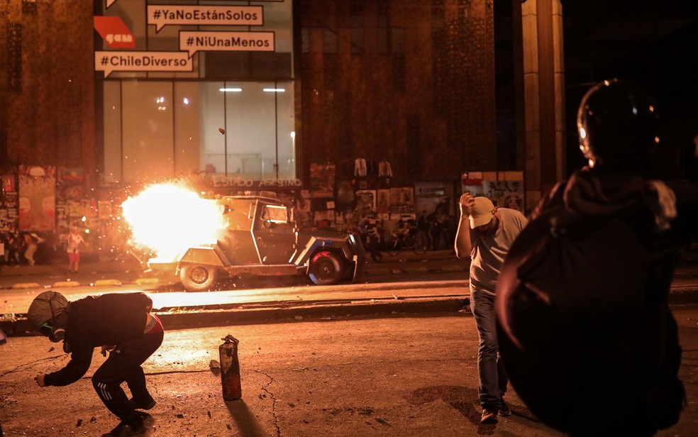 Em imagem de arquivo, manifestantes se afastam após coquetel molotov atingir veículo blindado em protesto em Santiago, no Chile — Foto: Reuters/Pablo Sanhueza