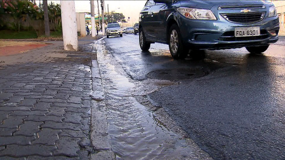 Imagem mostra desperdício de água tratada em vazamento de tubulação em São Paulo — Foto: TV Globo/reprodução