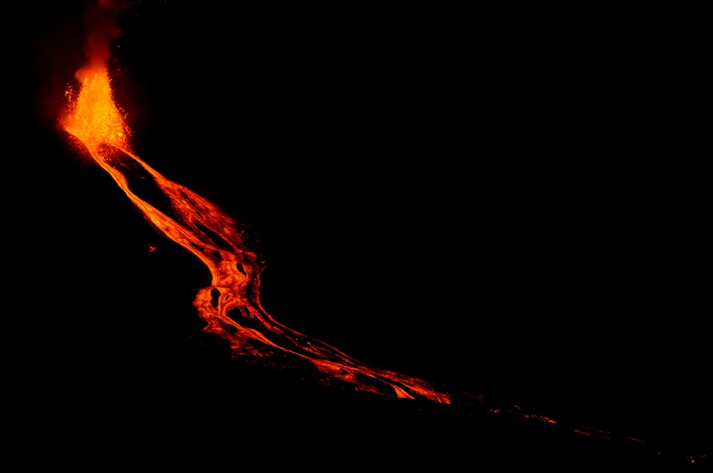Lava escorre de vulcão em La Palma, nas Ilhas Canárias, em foto de 27 de setembro de 2021 — Foto: Jon Nazca/Reuters