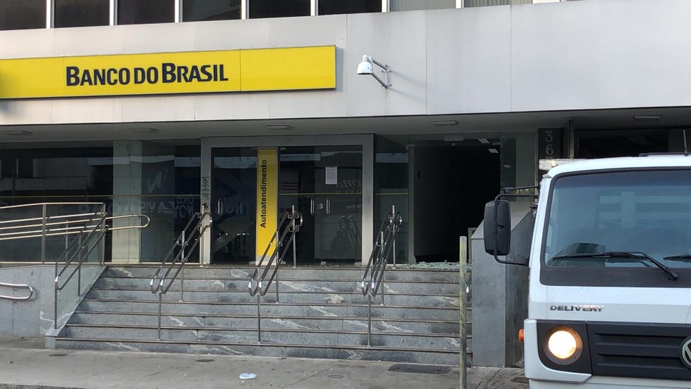 AgÃªncia Banco do Brasil em Uberaba atingida por tiros durante aÃ§Ã£o de criminosos â€” Foto: Bruno Sousa/G1