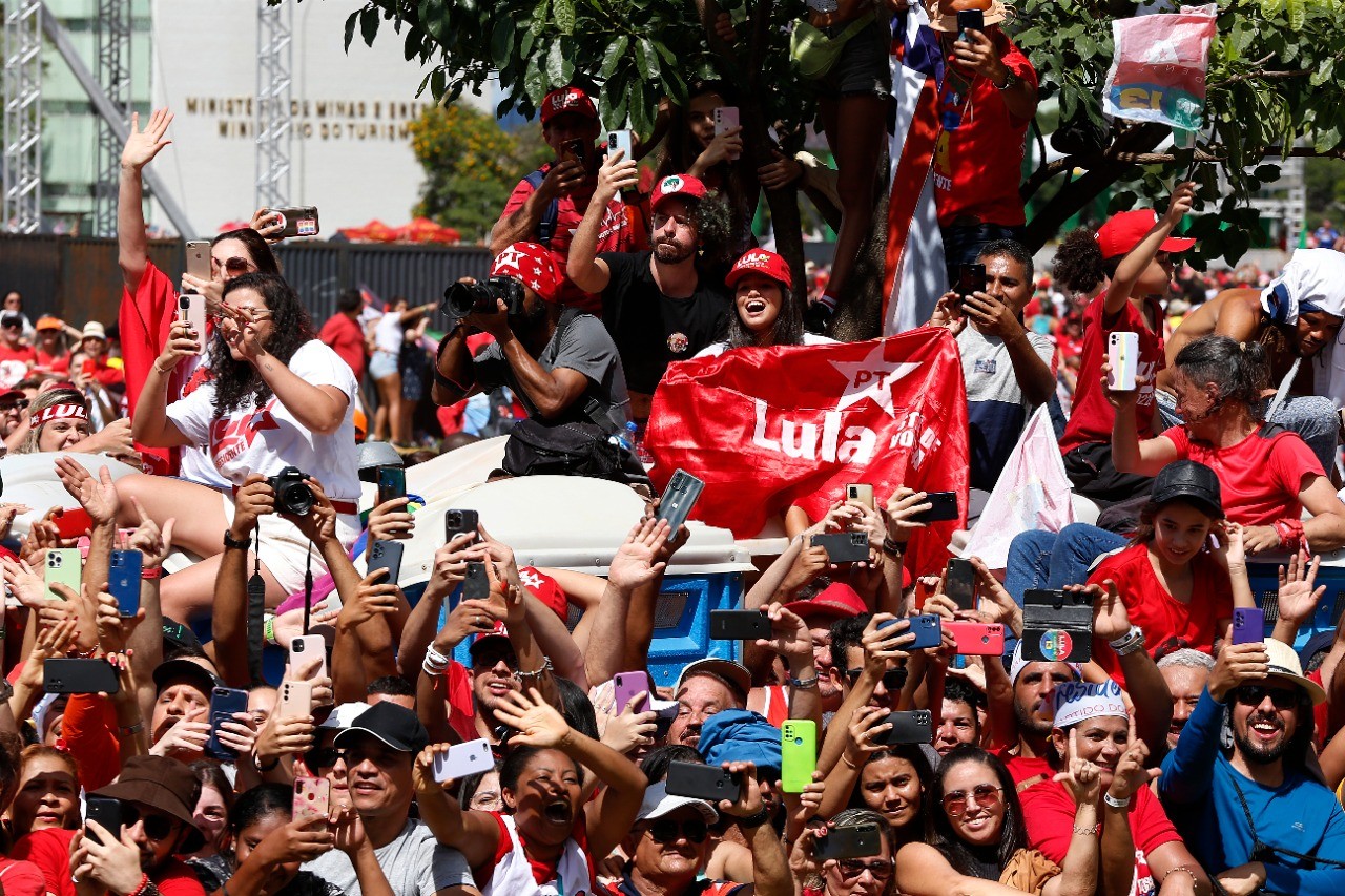 Apoiadores do governo vibram com a passagem do Presidente Lula durante desfile de carro aberto — Foto: Cristiano Mariz/O Globo