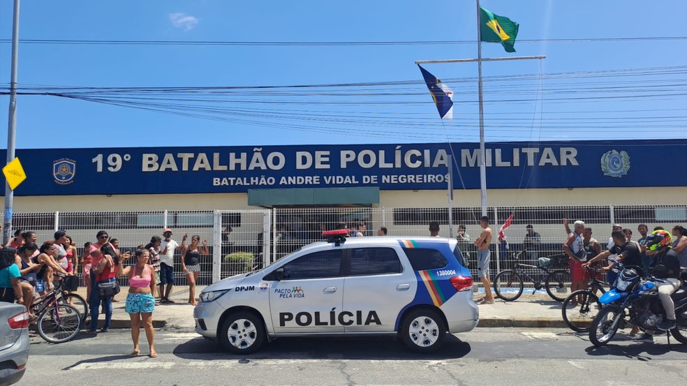 Várias pessoas e uma viatura em frente ao 19º BPM após policial atirar em colegas e se matar — Foto: Luna Markman/TV Globo