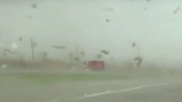 Adolescente sobrevive após ter carro levado por tornado no Texas (Foto: Reprodução/Mirror)