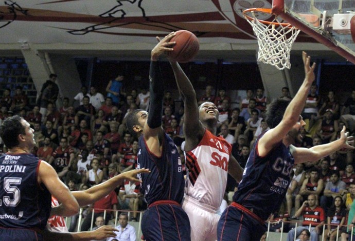 Flamengo vence Brasília com uma bandeja de Benite a 1 segundo do fim