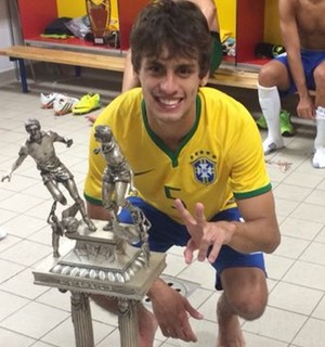Gerente do Tricolor admite conversar sobre futuro do zagueiro Rodrigo Caio