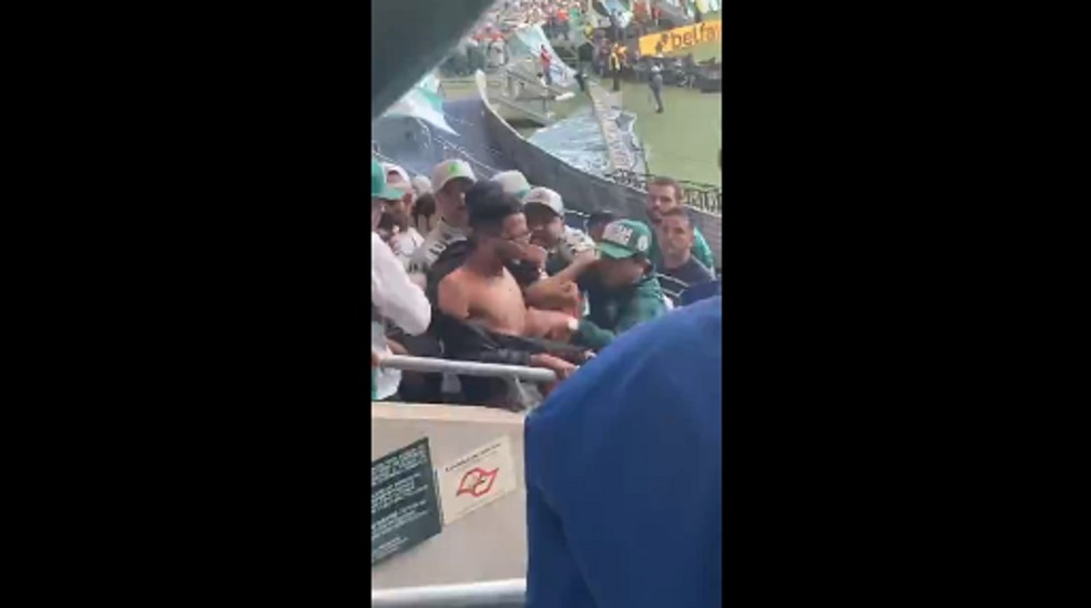 Torcedores do Palmeiras agridem e tentam arrancar camisa de torcedor do Flamengo — Foto: Reprodução