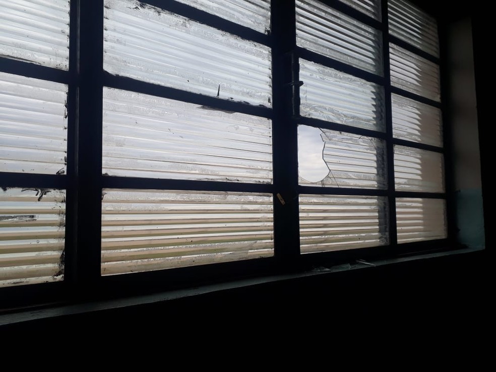 Vidraças foram quebradas durante o ataque de vândalos ao posot de saúde — Foto: Prefeitura de São Manuel/Divulgação