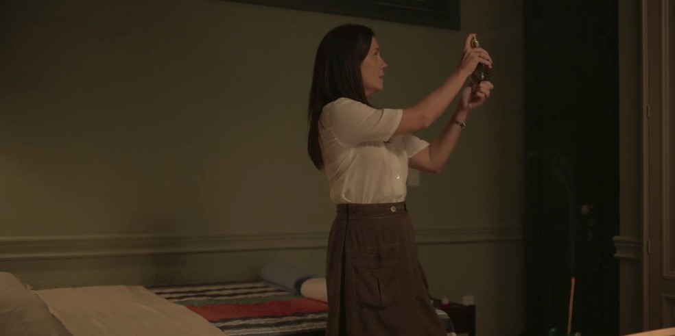 Thelma (Adriana Esteves) perfuma o quarto de Danilo (Chay Suede) com segundas intenções em 'Amor de Mãe' — Foto: TV GLOBO