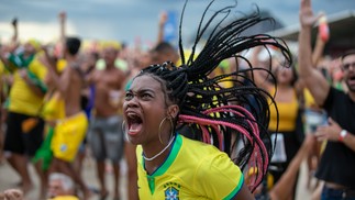 E explosão de alegria da torcedora no gol do Brasil — Foto: Guito Moreno/Agência O Globo