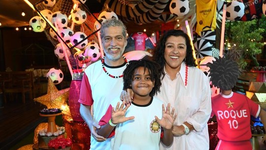 Regina Casé comemora dez anos de seu caçula, Roque, com festa no Rio
