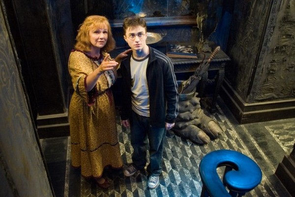 A atriz Julie Walters em cena da franquia Harry Potter (Foto: Reprodução)