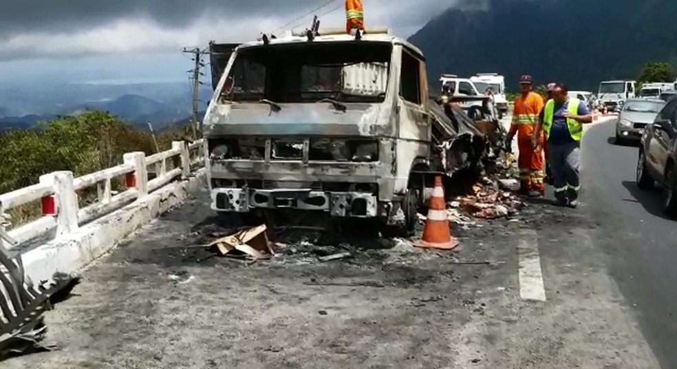 De acordo com a Defesa Civil, o motivo do incêndio ainda está sendo investigado — Foto: Edson Soledade/G1