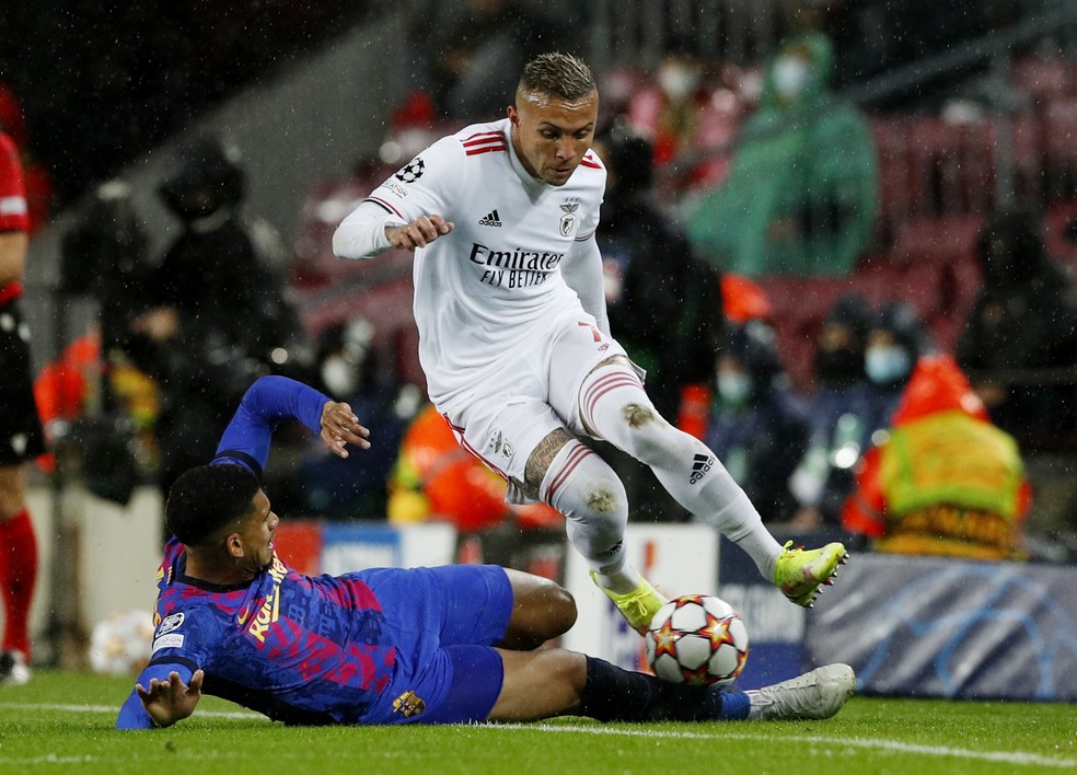 Everton em ação no jogo entre Benfica e Barcelona — Foto: Albert Gea/Reuters