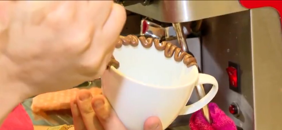 Empresária optou por seguir uma paixão de infância e abriu uma chocolateria — Foto: Reprodução/TVCA