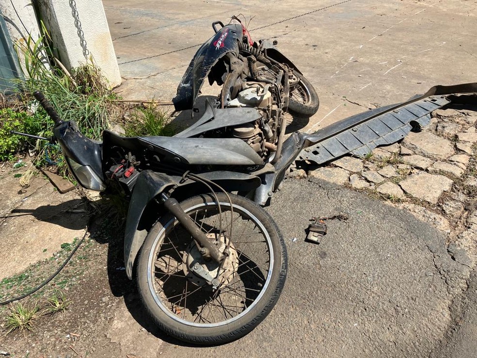 Moto da vítima ficou caída em calçada da via — Foto: Gabriela Ferraz/ EPTV