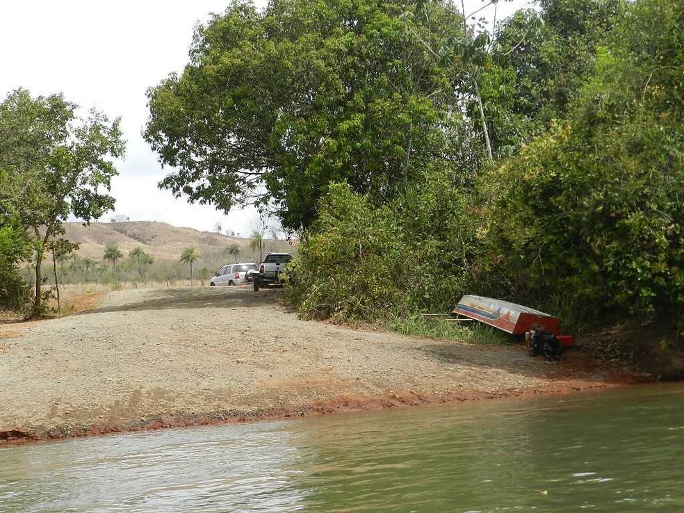 Jovens de Chapadão do sul sobrevivem após embarcação afundar em região alagada do Rio Sucuriú, em MS. — Foto: Site Brito News/Fernando Brito