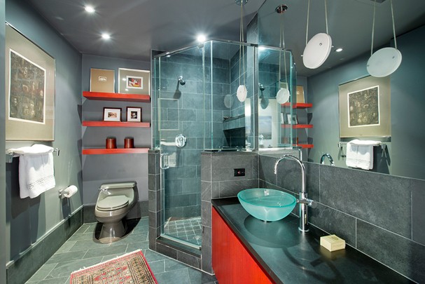 Banheiro moderno do apê de Anne Hathaway, em NY (Foto: Reprodução)