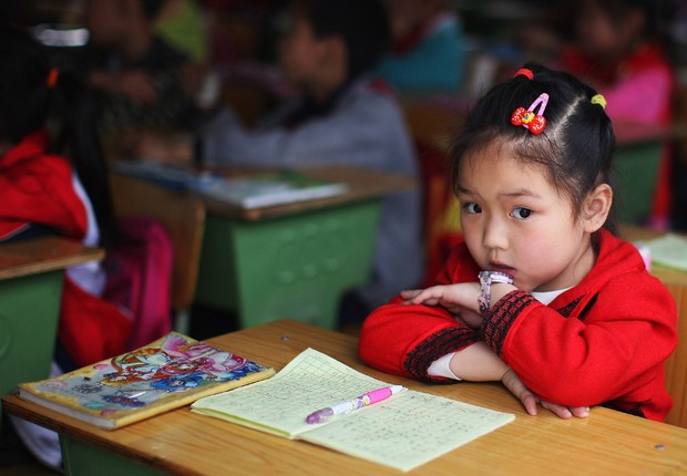 Menina assiste a uma aula na Escola Primária Anxian, na província de Sichuan, China (Foto: Feng Li/Getty Images)