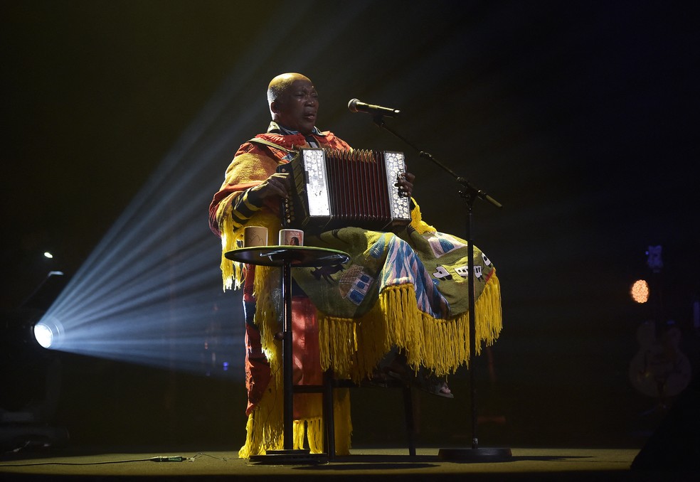 Milton Nascimento durante estreia última turnê da carreira no Rio de Janeiro neste sábado (11) — Foto: Carl de Souza / AFP