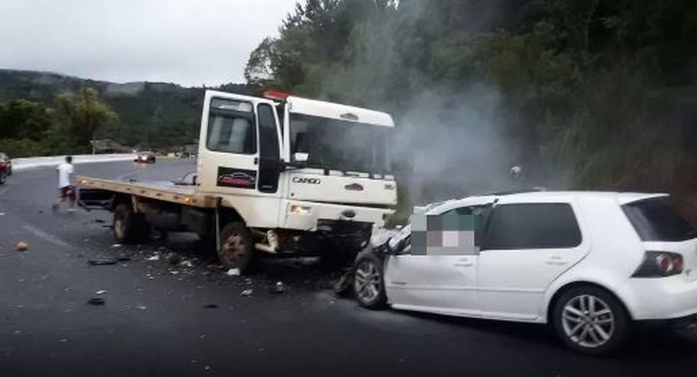 Todas as vítimas estavam no carro, segundo bombeiros (Foto: Michel Teixeira Notícias/Divulgação)