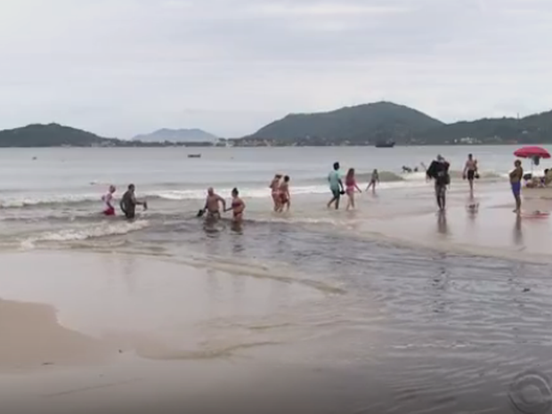 Praia de Canasvieiras em Florianópolis (Foto: Reprodução/RBSTV)
