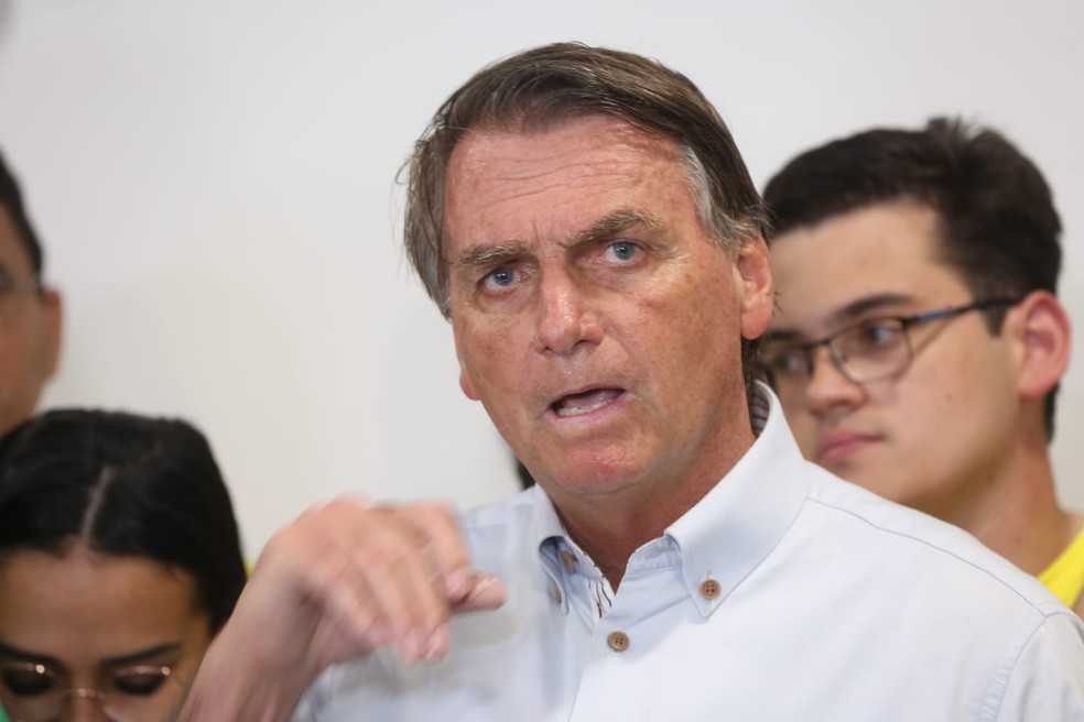 Jair Bolsonaro concede entrevista no aeroporto de Fortaleza antes de evento de campanha — Foto: Camila Lima/SVM