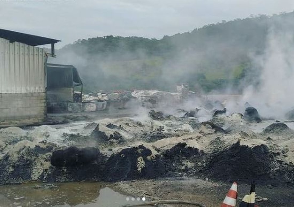 Incêndio em fábrica de geladeiras de Cabreúva foi rapidamente controlado e ninguém se feriu. — Foto: Divulgação / Corpo de Bombeiros