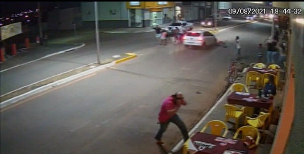 Ciclista é atropelado duas vezes em menos de dois minutos em cruzamento em Pontes e Lacerda — Foto: Divulgação