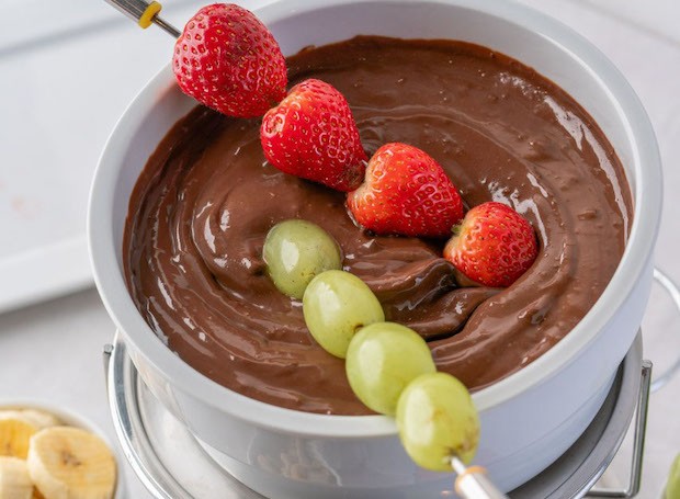 Receita de fondue de chocolate fácil leva leite de aveia e creme de amêndoas (Foto: A Tal da Castanha / Divulgação)