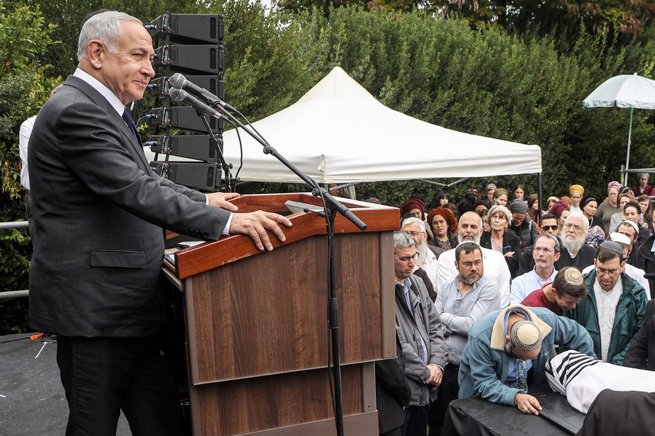 Netanyahu discursa durante funeral do rabino judeu ortodoxo em Merkaz Shapira, Israel