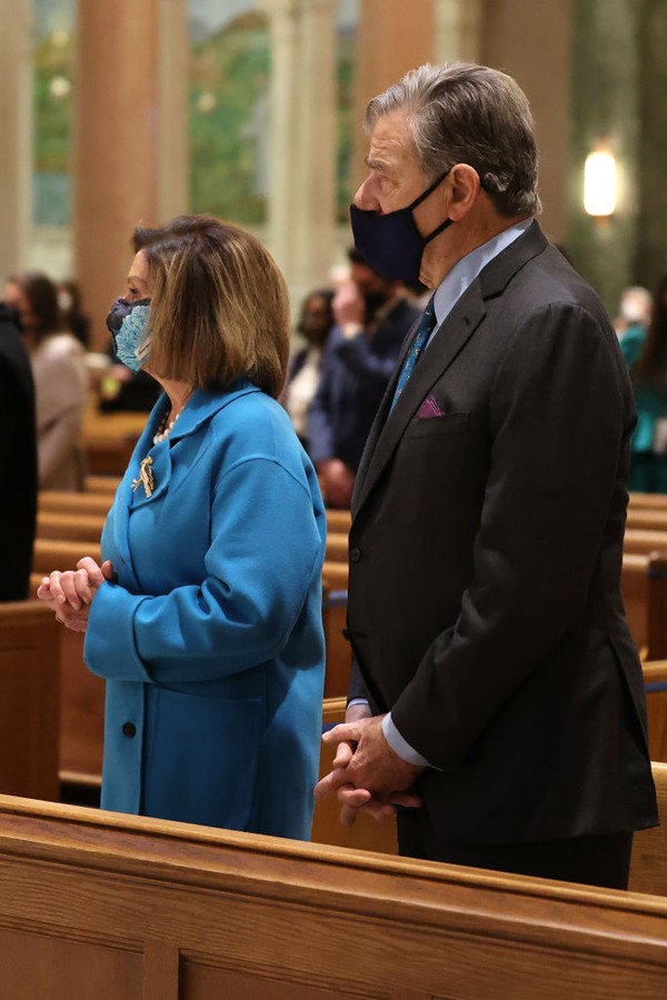WASHINGTON, DC - JANUARY 20: U.S. House Speaker Nancy Pelosi and her husband Paul Pelosi attend services at the Cathedral of St. Matthew the Apostle with Congressional leaders prior the 59th Presidential Inauguration ceremony on January 20, 2021 in Washin (Foto: Getty Images)