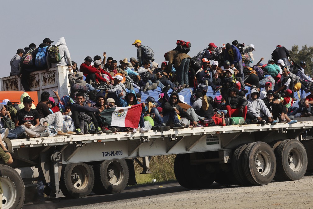 Caravana de migrantes se amontoa em caminhão em Celaya, no México, para pegar carona rumo aos EUA — Foto: Marco Ugarte/AP Photo