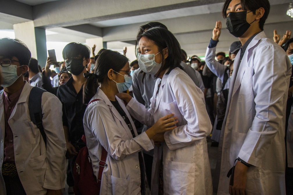 16 de março - Estudantes de medicina lamentam e alguns fazem o gesto de três dedos durante o funeral do estudante Khant Ngar Hein em Yangon, Mianmar. Khant Ngar Hein, de 18 anos, foi baleado no peito dois dias antes por forças de segurança durante um protesto contra a tomada militar do país — Foto: AP