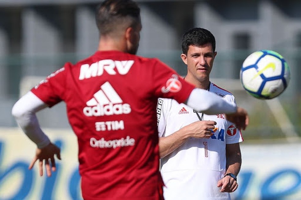 Mauricio Barbieri e Diego durante treino do Flamengo — Foto: Gilvan Souza / Flamengo